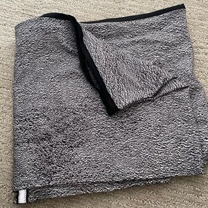 New Lululemon vinyasa scarf w snaps